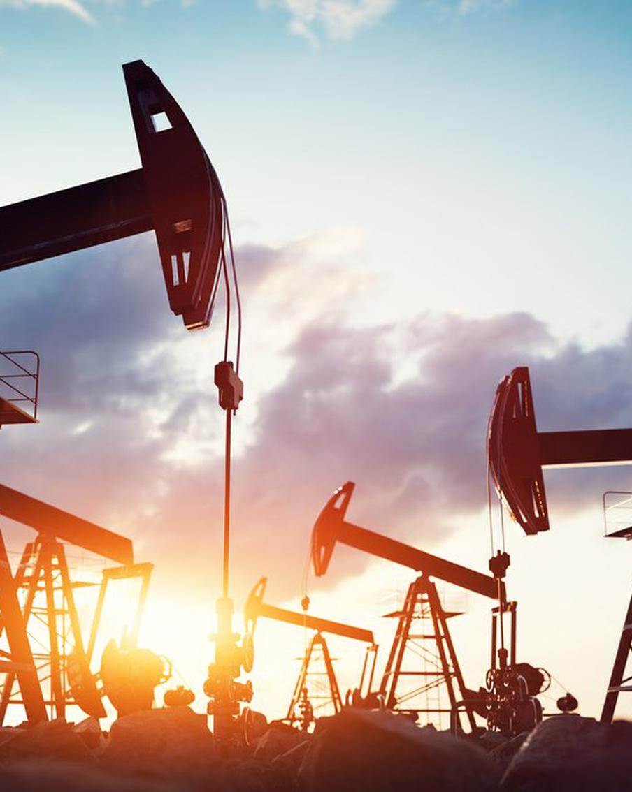 Bloomberg рассказал о "сгорании" мировых запасов нефти рекордными темпами. На фоне продолжающегося конфликта на Ближнем Востоке и блокады Ормузского пролива, через который проходит значительная часть поставок нефти из Персидского залива, мировые запасы нефти продолжают снижаться рекордными темпами. Об этом сообщает Bloomberg, ссылаясь на аналитические оценки