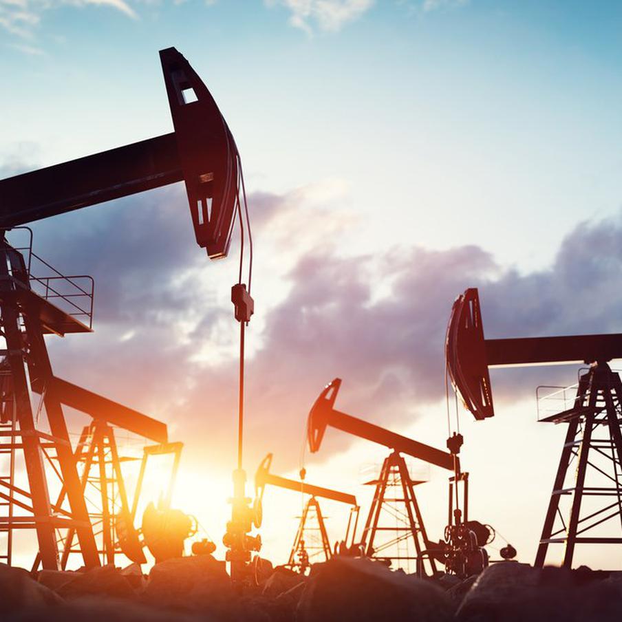 Bloomberg рассказал о "сгорании" мировых запасов нефти рекордными темпами. На фоне продолжающегося конфликта на Ближнем Востоке и блокады Ормузского пролива, через который проходит значительная часть поставок нефти из Персидского залива, мировые запасы нефти продолжают снижаться рекордными темпами. Об этом сообщает Bloomberg, ссылаясь на аналитические оценки
