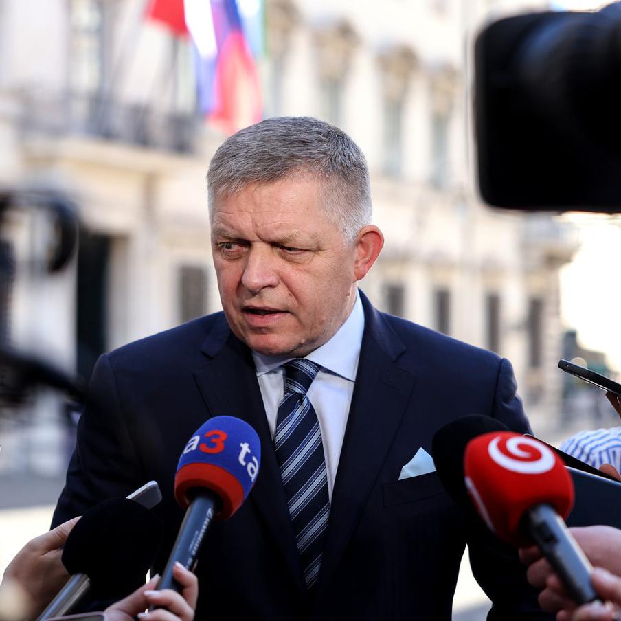 Фицо заявил, что политики из ЕС скоро будут звонить ему с вопросами о Путине. Премьер-министр Словакии Роберт Фицо сообщил, что европейские политики в скором времени обратятся к нему с запросами относительно его переговоров с президентом Российской Федерации Владимиром Путиным в Москве