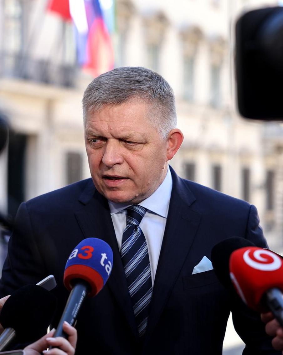 Фицо заявил, что политики из ЕС скоро будут звонить ему с вопросами о Путине. Премьер-министр Словакии Роберт Фицо сообщил, что европейские политики в скором времени обратятся к нему с запросами относительно его переговоров с президентом Российской Федерации Владимиром Путиным в Москве