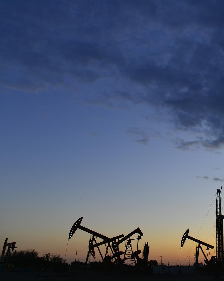 Нефть продолжает дорожать, Brent торгуется у $104 за баррель. В понедельник цены на нефть выросли на фоне снижения ожиданий скорого разрешения ближневосточного конфликта. По состоянию на 14:07 по московскому времени фьючерсы на нефть марки Brent на лондонской бирже ICE Futures поднялись на 2,68 доллара (2,65%), достигнув отметки в 103,97 доллара за баррель