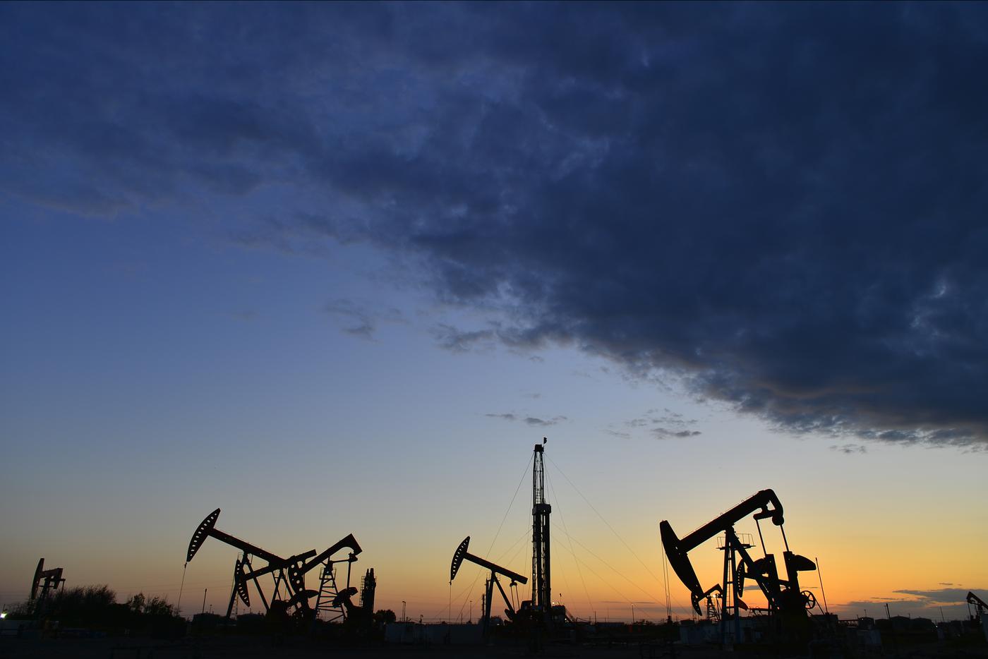 Нефть продолжает дорожать, Brent торгуется у $104 за баррель
