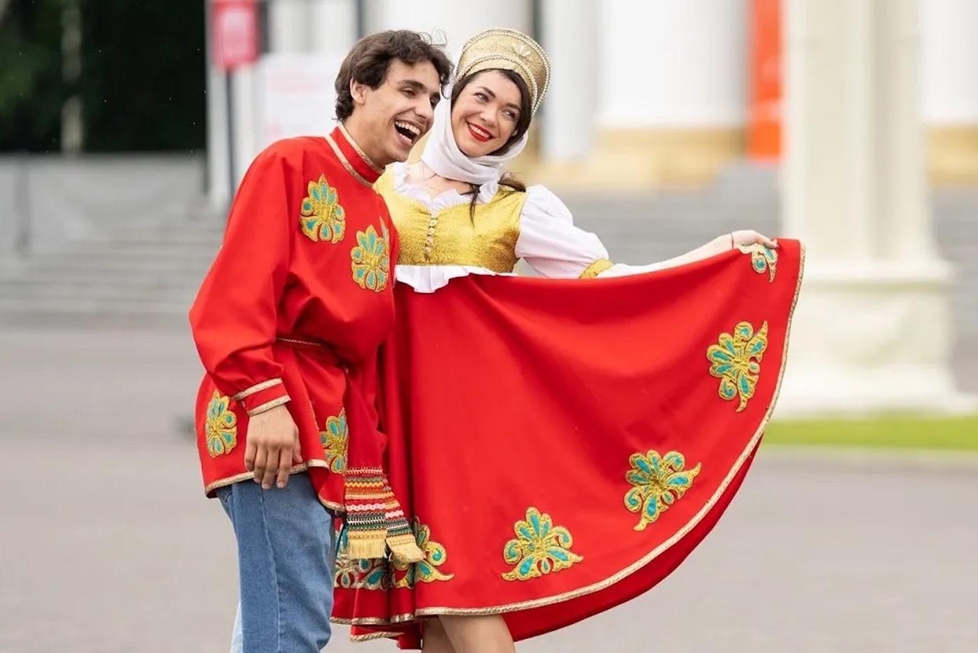 Посетителей ВДНХ, одетых в национальные костюмы, ждут призы.