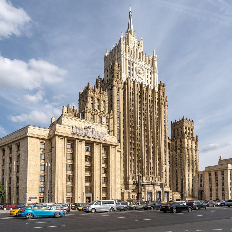 МИД РФ: Россия предложила Армении закрыть потребности в энергии на "век вперёд". "Росатом" предложил Армении проект строительства атомной электростанции высокой мощности. Эту новость сообщил Михаил Калугин, директор четвёртого департамента стран СНГ Министерства иностранных дел Российской Федерации. По его словам, эта АЭС сможет обеспечить энергетические потребности страны на десятилетия, а возможно, и на столетия вперёд