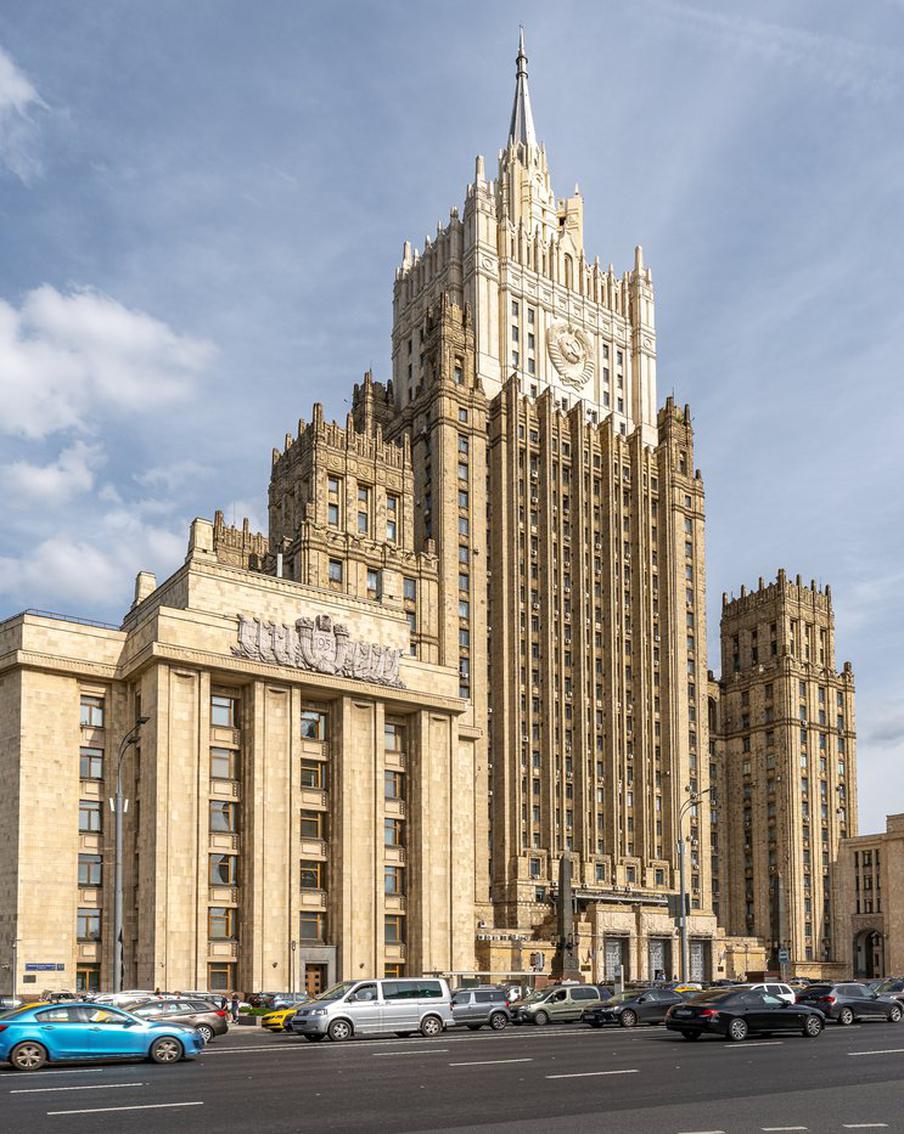 МИД РФ: Россия предложила Армении закрыть потребности в энергии на "век вперёд". "Росатом" предложил Армении проект строительства атомной электростанции высокой мощности. Эту новость сообщил Михаил Калугин, директор четвёртого департамента стран СНГ Министерства иностранных дел Российской Федерации. По его словам, эта АЭС сможет обеспечить энергетические потребности страны на десятилетия, а возможно, и на столетия вперёд