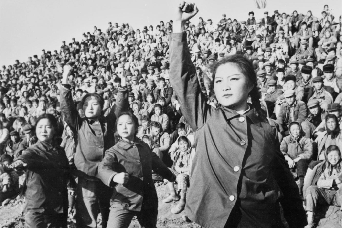 Фотография, опубликованная в марте 1974 года китайским официальным информационным агентством, на которой изображены работницы, исполняющие балет в Цзянсу и критикующие труды Конфуция.