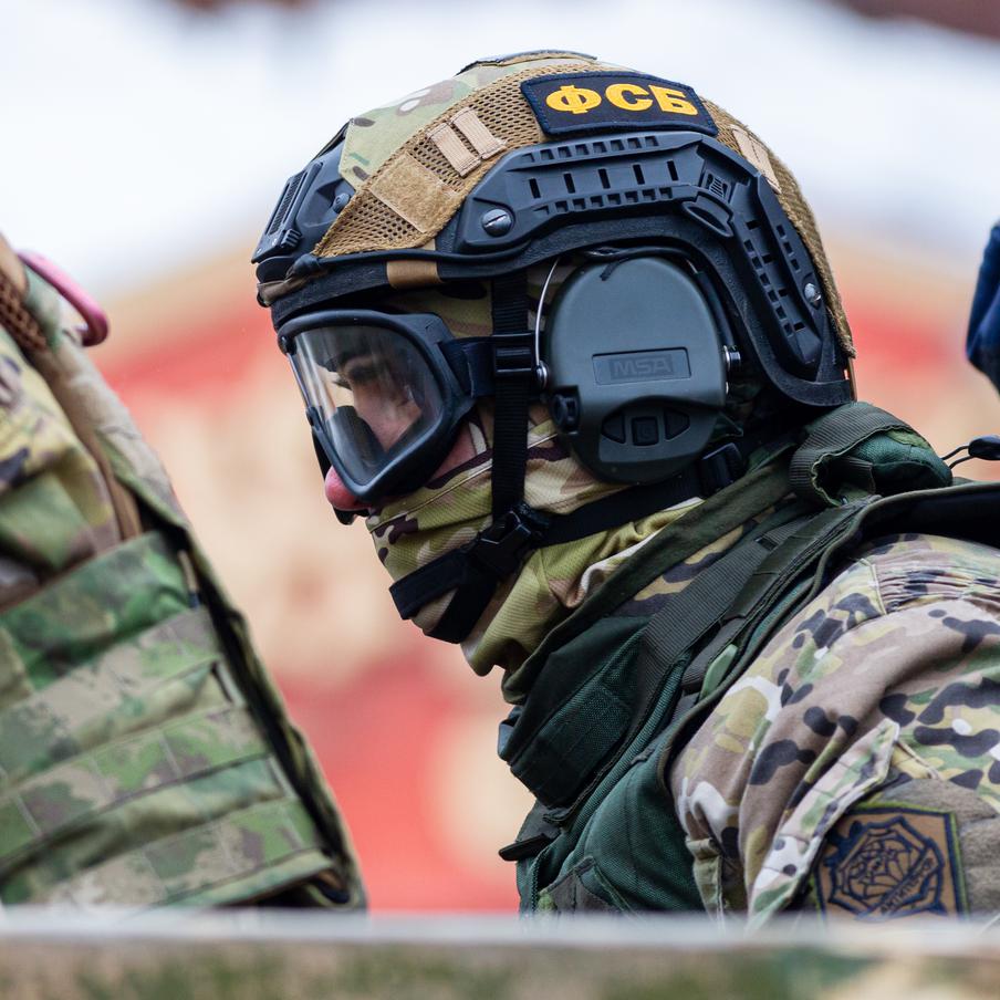 На Кубани задержали передававших Украине данные о военных объектах. Сотрудники УФСБ России по Краснодарскому краю задержали двух жителей Новороссийска, подозреваемых в сборе и передаче данных о военных объектах региона представителям украинской террористической группировки. По данному факту возбуждено уголовное дело