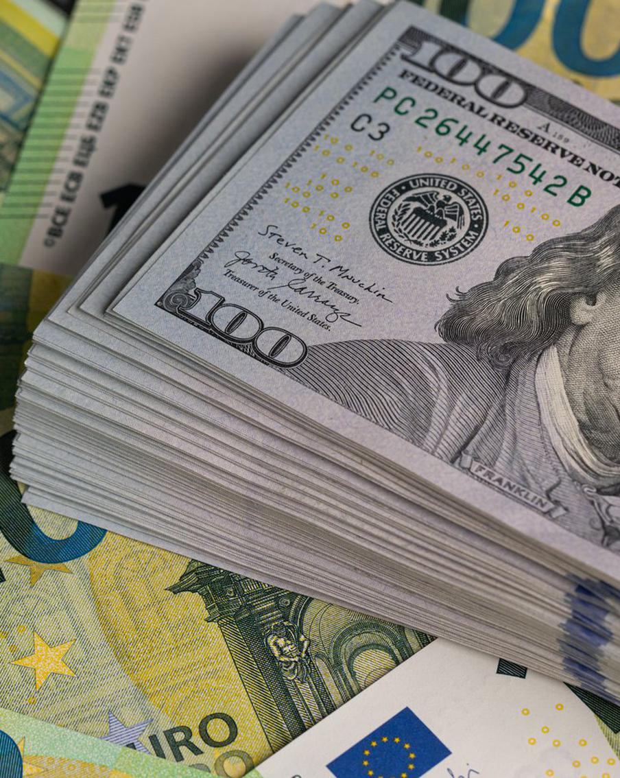 Курс доллара на межбанке опустился ниже 73 руб. впервые с февраля 2023 года. По данным торгов на российском межбанковском рынке, по состоянию на 12:43 мск курс доллара составил 72,975 рубля, что на 1,11% ниже предыдущего значения. Это падение ниже отметки в 73 рубля стало первым с 19 февраля 2023 года