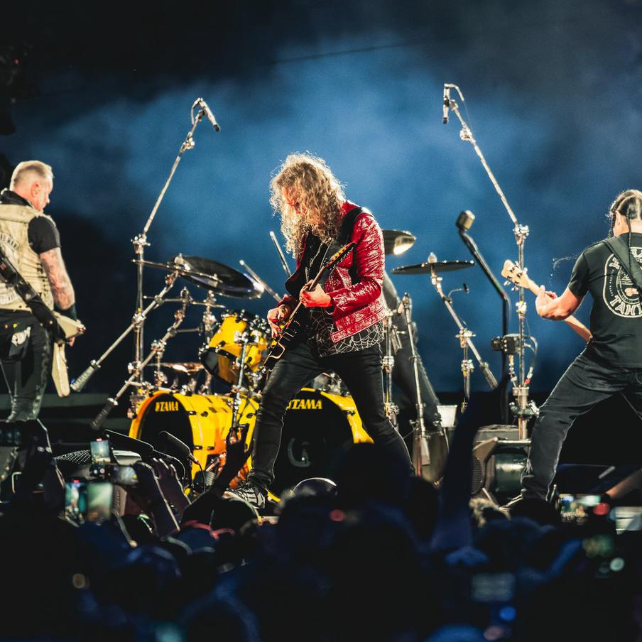 Концерт Metallica в Афинах вызвал микроземлетрясение из-за прыжков тысяч фанатов. Выступление легендарной группы на Олимпийском стадионе Афин буквально всколыхнуло Грецию – причём в прямом смысле. Безумная энергетика 80 тысяч фанатов спровоцировала сейсмические толчки, которые официально зафиксировал Геодинамический институт страны. Ещё 10 тысяч человек слушали шоу за стенами арены