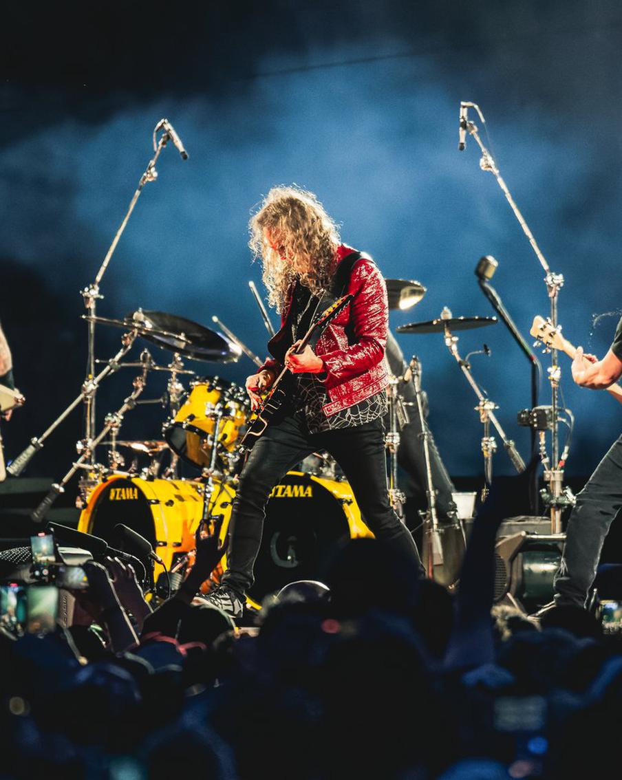 Концерт Metallica в Афинах вызвал микроземлетрясение из-за прыжков тысяч фанатов. Выступление легендарной группы на Олимпийском стадионе Афин буквально всколыхнуло Грецию – причём в прямом смысле. Безумная энергетика 80 тысяч фанатов спровоцировала сейсмические толчки, которые официально зафиксировал Геодинамический институт страны. Ещё 10 тысяч человек слушали шоу за стенами арены