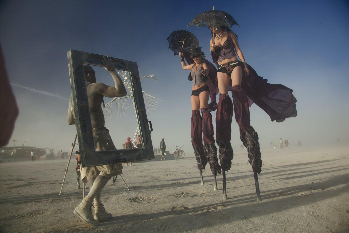 Фестиваль Burning Man проходит в пустыне Блэк-Рок в штате Невада на западе США.