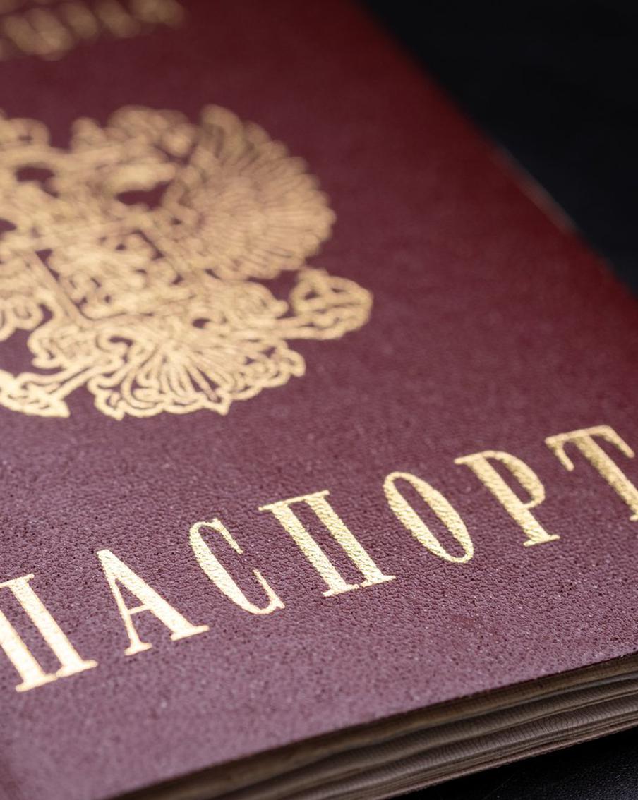 Юрист разъяснила, почему нельзя заменить российский паспорт за границей. Оформить внутренний паспорт РФ за рубежом невозможно – за ним придётся вернуться на родину. Подать заявление можно дистанционно через "Госуслуги", но забирать готовый бланк в МВД нужно только лично. Главным документом для релокантов остаётся загранпаспорт