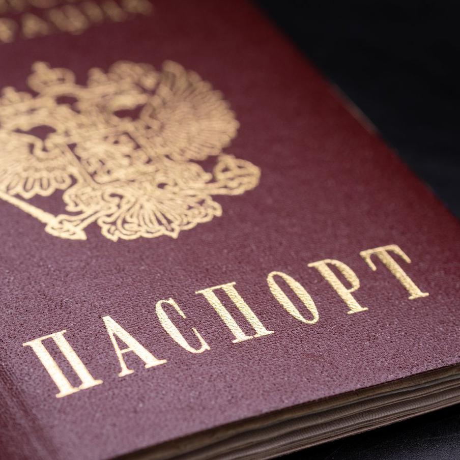 Юрист разъяснила, почему нельзя заменить российский паспорт за границей. Оформить внутренний паспорт РФ за рубежом невозможно – за ним придётся вернуться на родину. Подать заявление можно дистанционно через "Госуслуги", но забирать готовый бланк в МВД нужно только лично. Главным документом для релокантов остаётся загранпаспорт