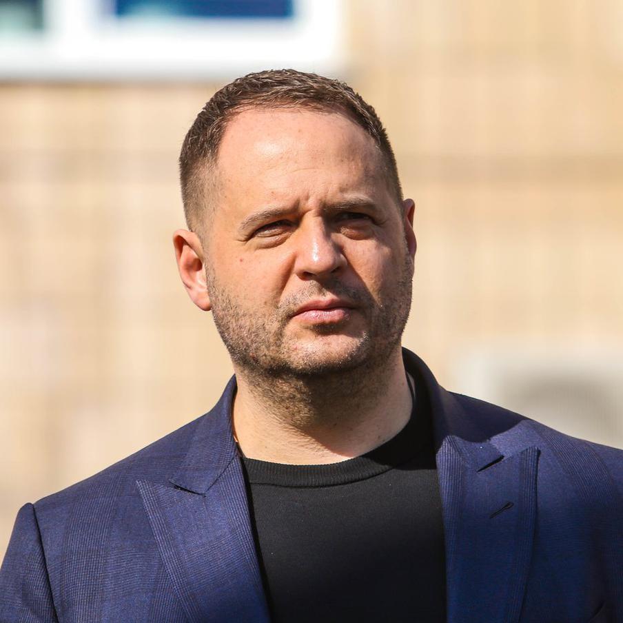 Бывший глава офиса президента Украины Андрей Ермак взят под стражу. Высший антикоррупционный суд принял решение об аресте влиятельного экс-чиновника по делу о масштабных финансовых махинациях. Правоохранители подозревают его в легализации сотен миллионов гривен, полученных незаконным путём