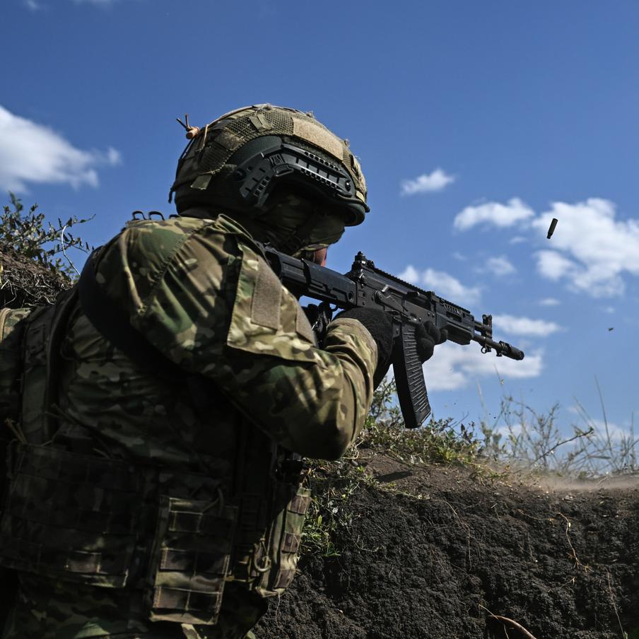 Минобороны РФ сообщило об освобождении Николаевки в Донецкой Народной Республике. Подразделения российской группировки войск "Юг" в результате решительных действий полностью освободили от украинских нацистов населённый пункт Николаевка в ДНР. Это очередной успех на Донецком направлении