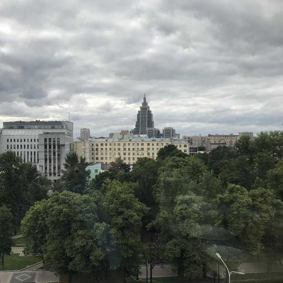 В пятницу Москву накроют дожди с грозами и прогреет до 22 градусов. Синоптик предупредила, что погода в пятницу испортится из-за атмосферного фронта атлантического циклона. В городе ожидаются дожди, местами с грозами, но будет тепло: днём воздух прогреется до +22 градусов