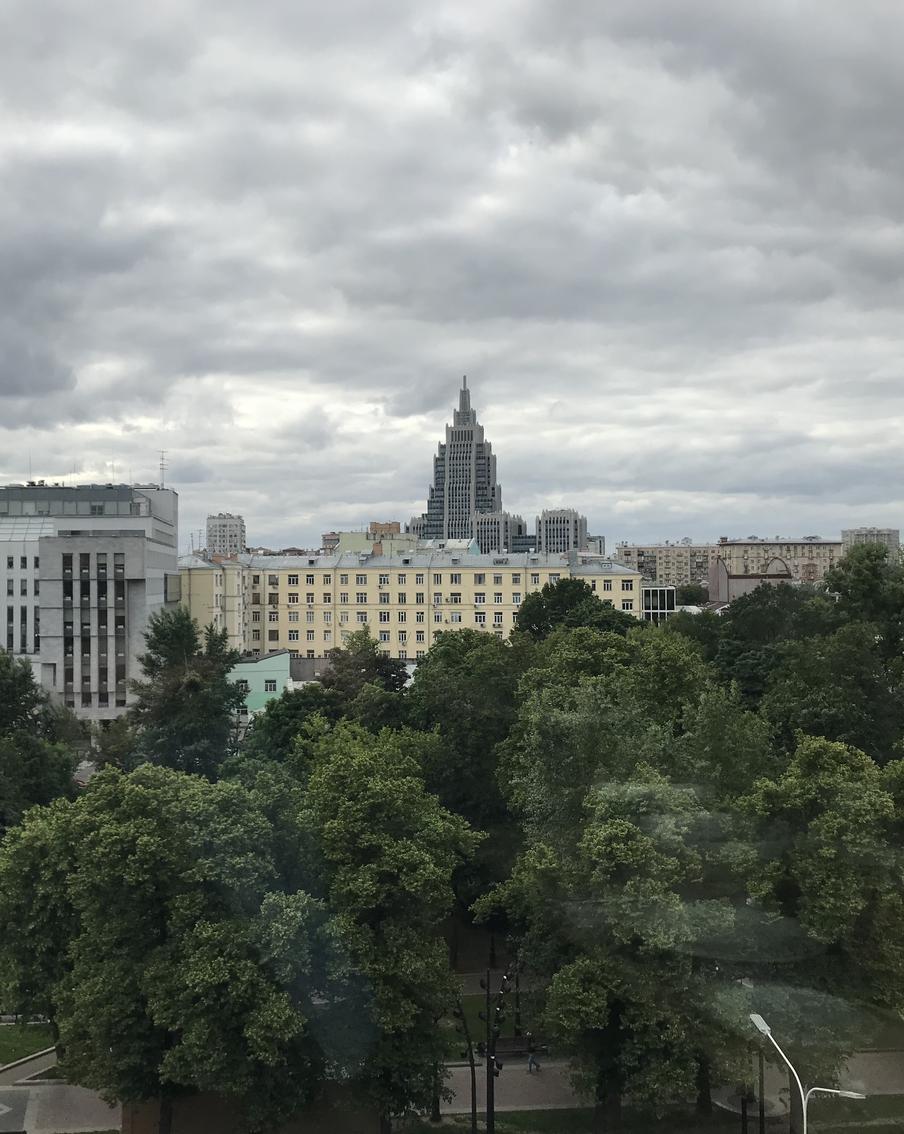 В пятницу Москву накроют дожди с грозами и прогреет до 22 градусов. Синоптик предупредила, что погода в пятницу испортится из-за атмосферного фронта атлантического циклона. В городе ожидаются дожди, местами с грозами, но будет тепло: днём воздух прогреется до +22 градусов