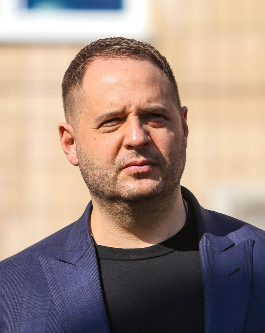 Андрей Ермак переехал в платную камеру следственного изолятора. Адвокат бывшего руководителя офиса Владимира Зеленского подтвердил, что условия содержания его подзащитного стали лучше. Игорь Фомин лично оплатил пребывание экс-чиновника в камере повышенной комфортности сразу после того, как суд вынес решение об аресте