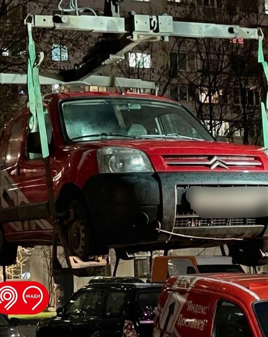 В Москве у неплательщиков штрафов арестовали автомобили. В апреле 2026 года сотрудники МАДИ совместно с судебными приставами провели три рейда, в ходе которых выявили троих автовладельцев, систематически нарушавших правила остановки и стоянки. Кроме того, они не оплачивали назначенные штрафы более 60 дней. Общая сумма задолженности нарушителей составила 382,3 тыс. рублей