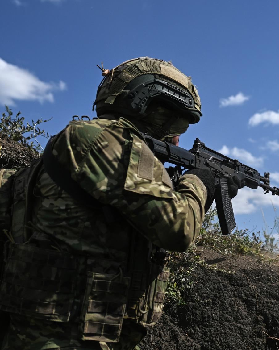 Армия России прорвала оборону ВСУ после взятия Чаривного в Запорожской области. Штурмовые подразделения группировки "Восток" выбили противника из важного укрепрайона и создали плацдарм для наступления на Орехов. В Министерстве обороны раскрыли подробности операции по ликвидации мощного узла сопротивления украинских нацистов