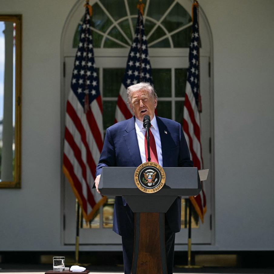 Трамп назвал условие для остановки спецоперации в Иране. По его словам, первое предложение Ирана по заключению мира он отклонил, так как оно было "неприемлемым". Также Трамп рассказал, что иранцы жаловались ему на отсутствие технологий для извлечения обогащённого урана из-под завалов