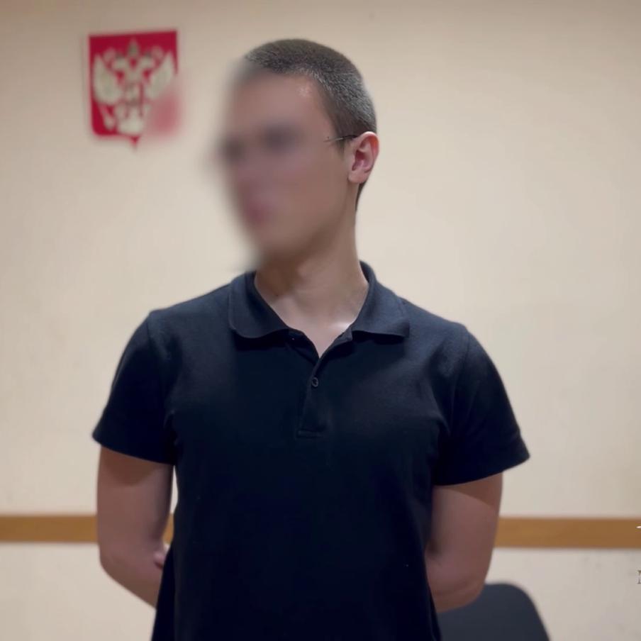 Школьник и студент в Якутии обокрали квартиру под влиянием украинских мошенников. Её владелец, вернувшись домой, нашёл вскрытый сейф. Пропали деньги в рублях и валюте, ювелирные украшения. Ущерб составил более 6 млн рублей
