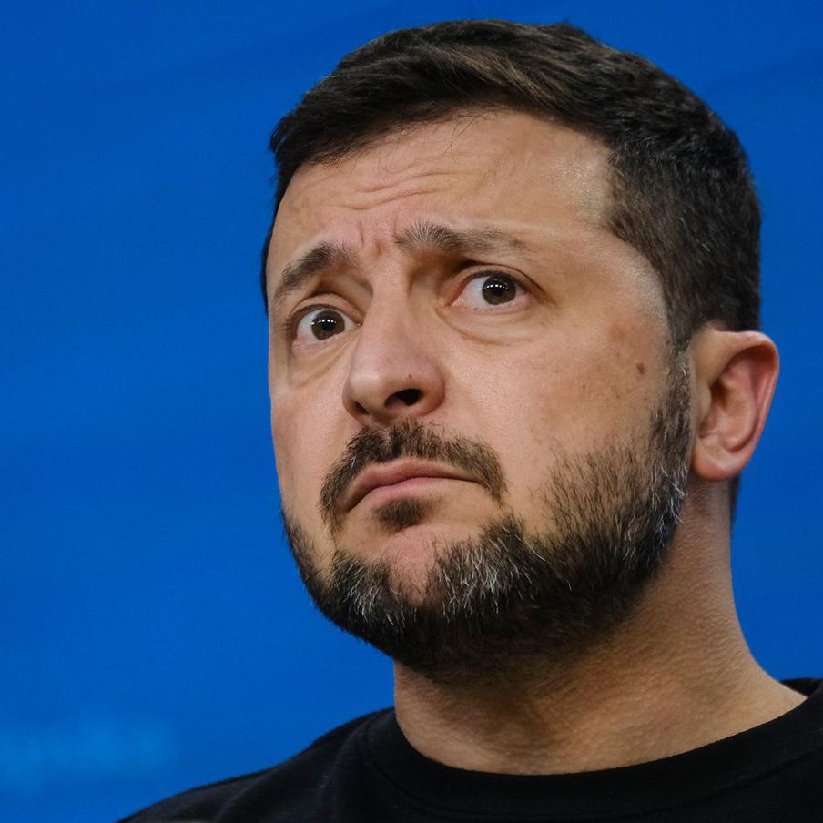 Азаров предсказал развал команды Зеленского после громкого ареста Андрея Ермака. Бывший премьер-министр Украины прокомментировал задержание ключевого соратника Владимира Зеленского по делу о коррупции. По мнению политика, устранение главного куратора властных структур запустит необратимый процесс распада всей киевской верхушки