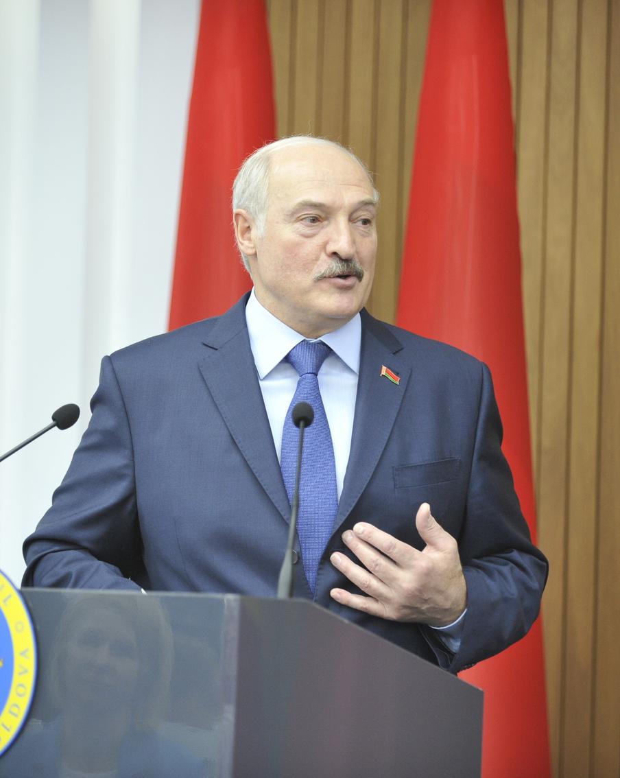 Лукашенко поблагодарил США за оказываемую Белоруссии гуманитарную помощь. Белорусский президент Александр Лукашенко выразил благодарность администрации Дональда Трампа за оказываемую Минску со стороны Вашингтона помощь