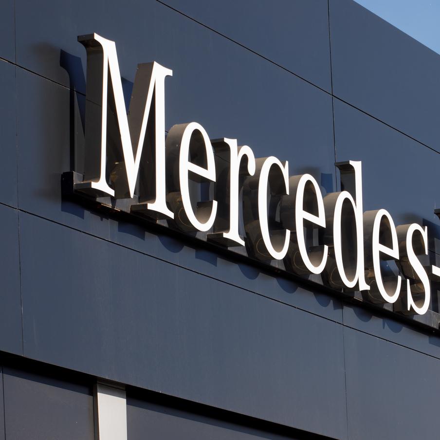 Mercedes-Benz готов производить военную технику. В интервью The Wall Street Journal (WSJ) глава концерна Mercedes-Benz Ола Келлениус сообщил, что компания рассматривает возможность выхода на рынок оборонного производства, если это будет экономически обоснованно