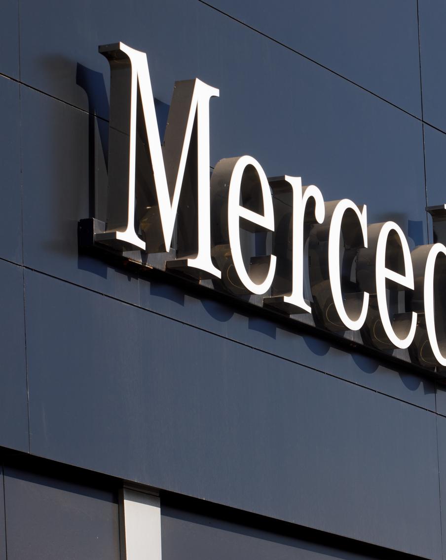 Mercedes-Benz готов производить военную технику. В интервью The Wall Street Journal (WSJ) глава концерна Mercedes-Benz Ола Келлениус сообщил, что компания рассматривает возможность выхода на рынок оборонного производства, если это будет экономически обоснованно