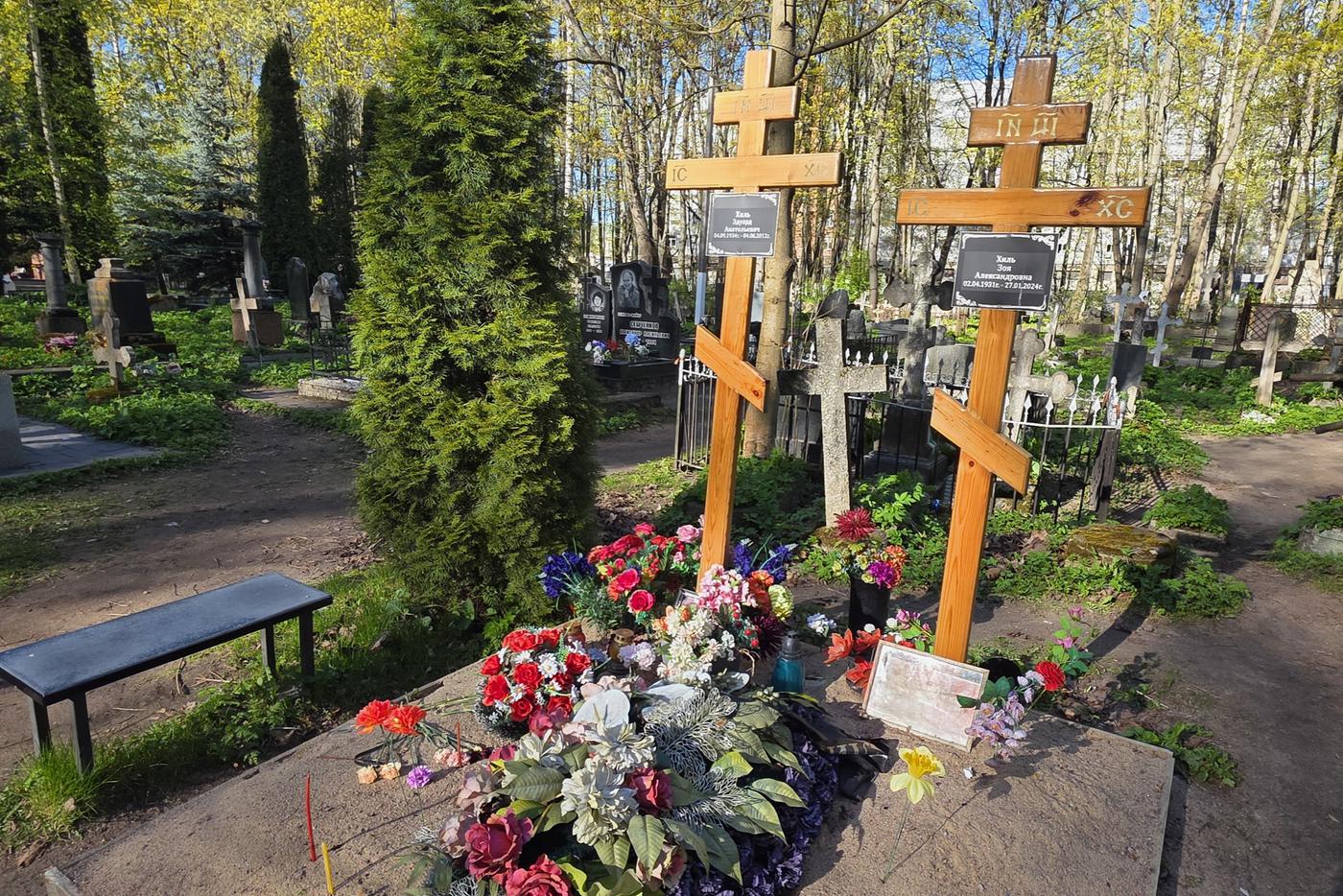 Сегодня на могиле Эдуарда Хиля и его супруги стоят простые кресты.