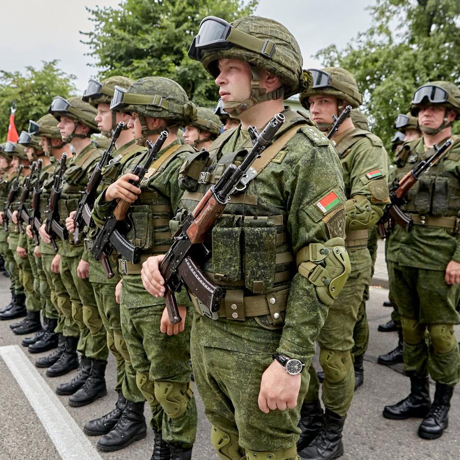 В Белоруссии началась тренировка воинских частей боевого применения ядерного оружия. По информации пресс-службы Министерства обороны Белоруссии, в понедельник были начаты учения с участием воинских частей, отвечающих за ядерное оружие и его обеспечение