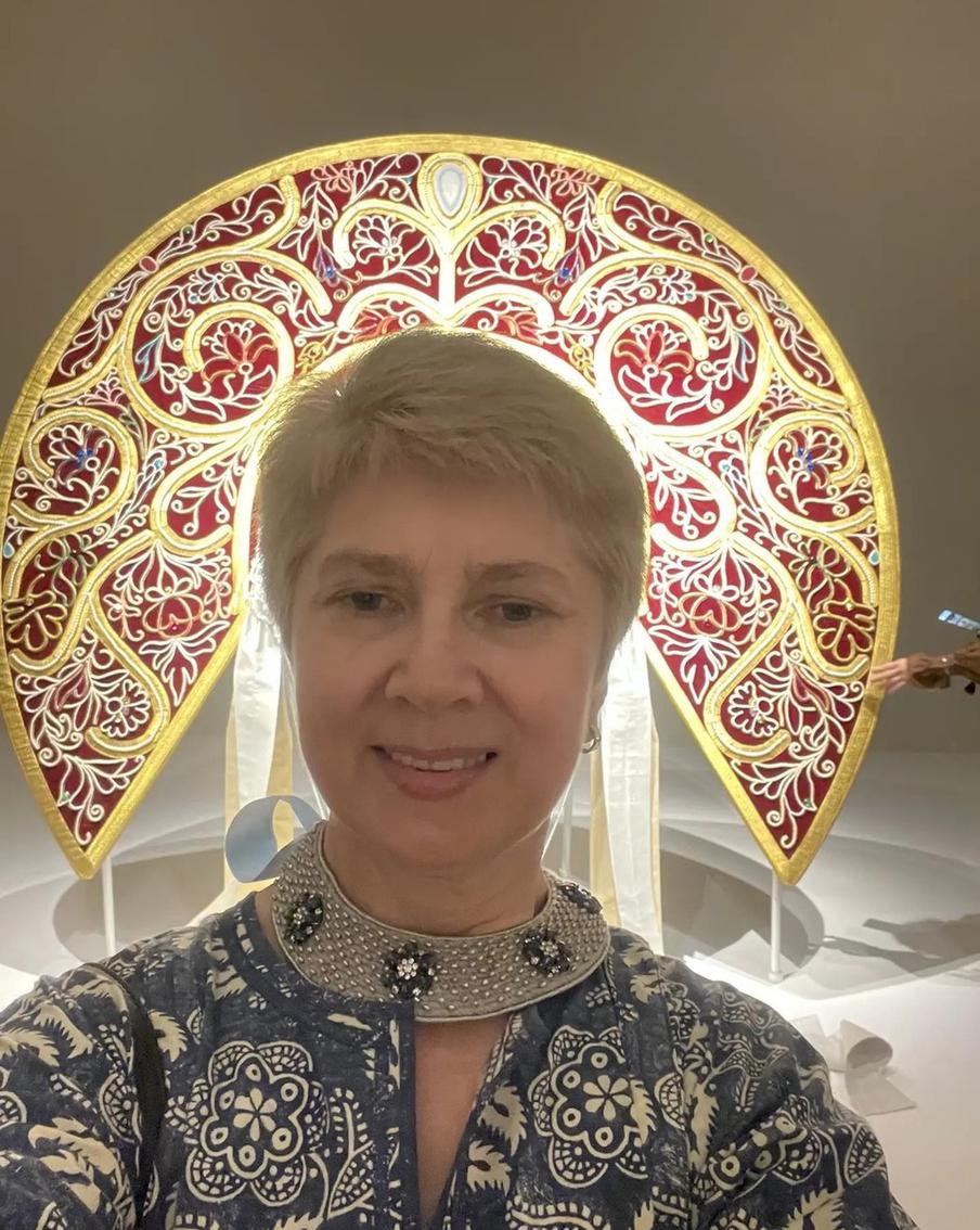 Ольга Анатольевна на фоне кокошника.
