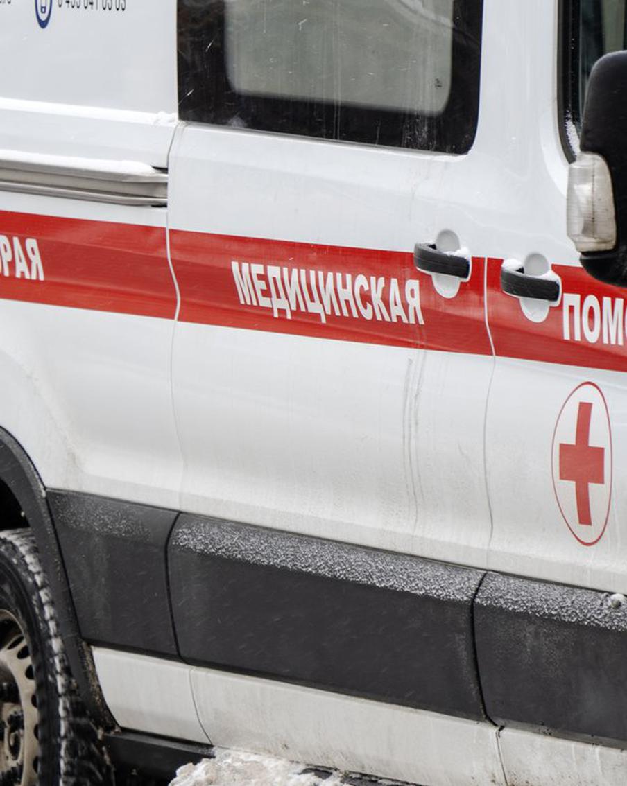 В Севастополе десять детей пострадали при обрушении балкона в школе. Как сообщил губернатор Михаил Развожаев, в результате обрушения балкона в школе № 13 города Севастополя пострадало десять детей. Глава региона подчеркнул, что на месте происшествия работают все необходимые оперативные службы. Пострадавшим оказывается медицинская помощь, и их срочно госпитализируют. Степень тяжести травм у детей разная