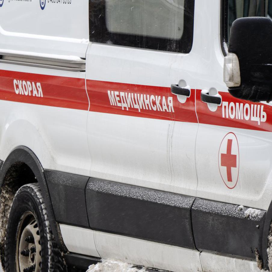 В Севастополе десять детей пострадали при обрушении балкона в школе. Как сообщил губернатор Михаил Развожаев, в результате обрушения балкона в школе № 13 города Севастополя пострадало десять детей. Глава региона подчеркнул, что на месте происшествия работают все необходимые оперативные службы. Пострадавшим оказывается медицинская помощь, и их срочно госпитализируют. Степень тяжести травм у детей разная