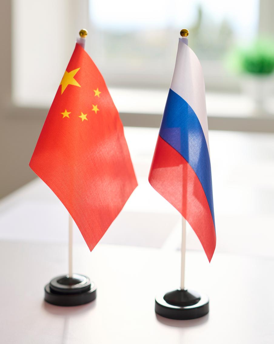 Китай продлил безвизовый режим для россиян до 2027 года. Официальный представитель МИД КНР Го Цзякунь сообщил на брифинге о продлении безвизового режима для граждан Российской Федерации до конца 2027 года с целью дальнейшего упрощения межгосударственных обменов. Согласно его заявлению, россияне с обычным заграничным паспортом смогут въезжать на территорию Китая без визы на срок до тридцати дней