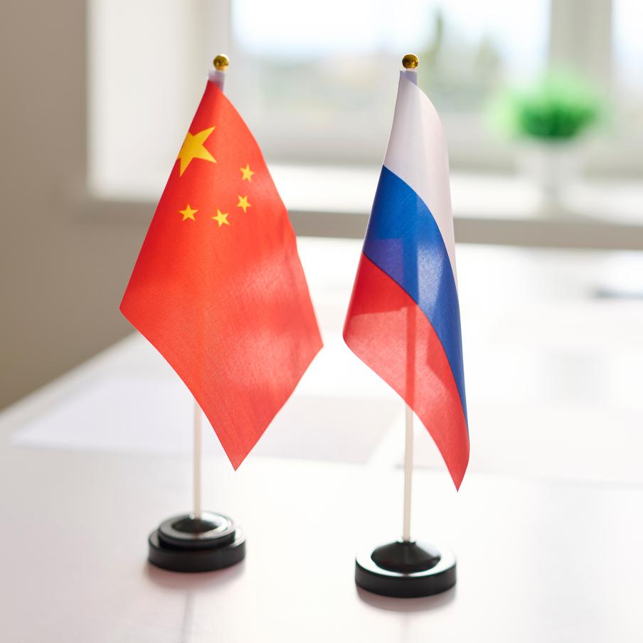 Китай продлил безвизовый режим для россиян до 2027 года. Официальный представитель МИД КНР Го Цзякунь сообщил на брифинге о продлении безвизового режима для граждан Российской Федерации до конца 2027 года с целью дальнейшего упрощения межгосударственных обменов. Согласно его заявлению, россияне с обычным заграничным паспортом смогут въезжать на территорию Китая без визы на срок до тридцати дней