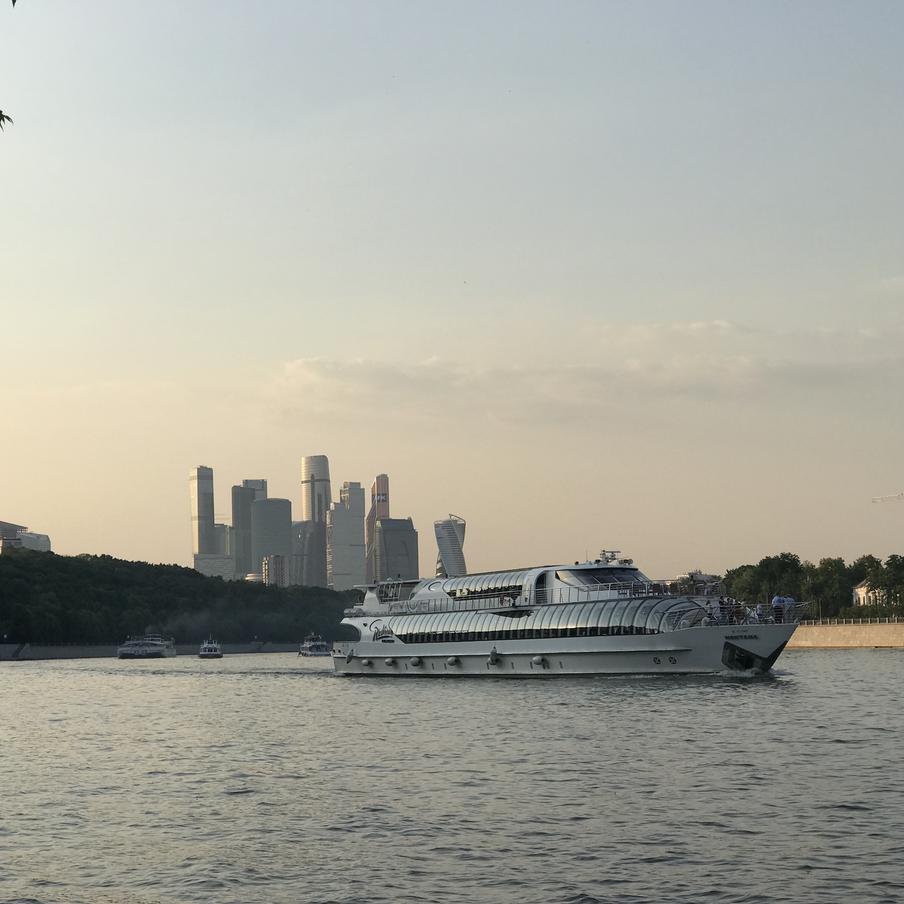 Синоптик пообещал москвичам аномальную тридцатиградусную жару в среду. В столице ожидается сухая погода со стабильным атмосферным давлением. Воздух прогреется до рекордных значений, которые могут перекрыть исторический максимум XIX века