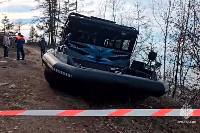 "Вся деревня приехала спасать": что известно о крушении лодки на Байкале