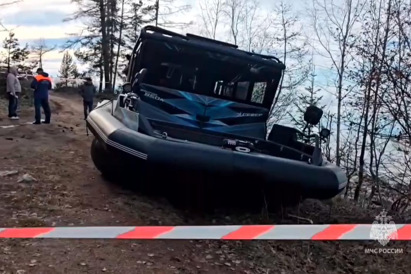 "Вся деревня приехала спасать": что известно о крушении лодки на Байкале