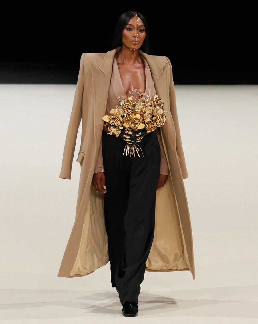 Кэмпбелл на показе Balmain.