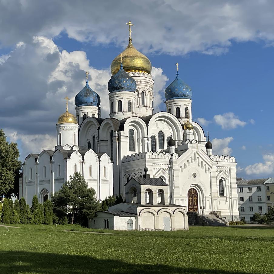 Православные верующие сегодня отмечают праздник Вознесения Господня. Сегодня, 21 мая, православная церковь отмечает один из двенадцати главных праздников года – Вознесение Господне. Этот день наступает ровно на сороковой день после Пасхи и знаменует завершение земного служения Христа