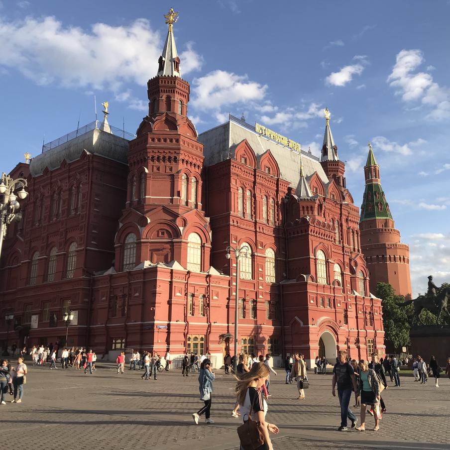 Эксперты назвали самую комфортную одежду для 30-градусной жары в Москве. На этой неделе столбики термометров в столице поднимутся до +30 °C. Разбираемся, какие ткани, цвета и фасоны помогут пережить жару с комфортом