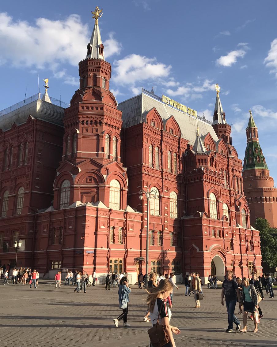 Какая одежда лучше всего подходит для жары в Москве