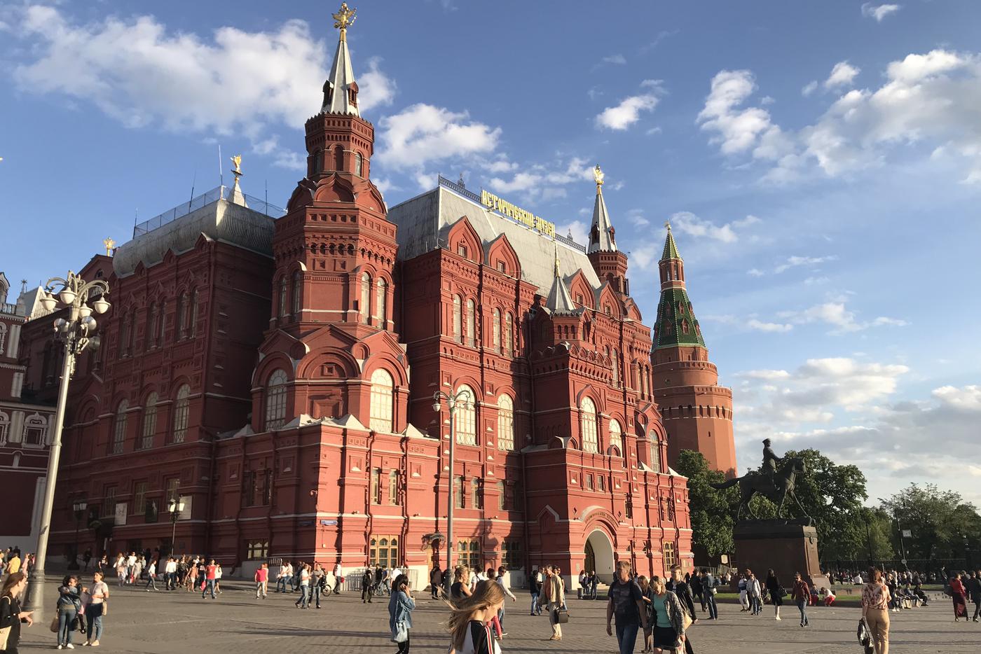 Эксперты назвали самую комфортную одежду для 30-градусной жары в Москве