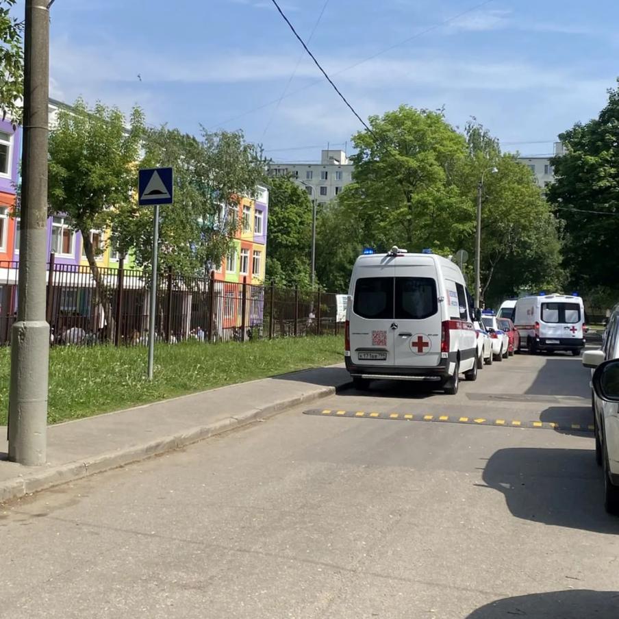 Двое подростков в школе на юге Москвы пострадали из-за взрыва петарды. Одиннадцатиклассники репетировали выпускной и планировали использовать дымовые шашки для создания эффектного звукового сопровождения праздника