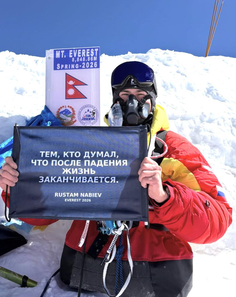 Российский альпинист Рустам Набиев первым в мире покорил Эверест на руках. Житель Уфы Рустам Набиев, потерявший обе ноги в результате трагического обрушения казармы в Омске, совершил уникальное восхождение на высочайшую вершину планеты. Двигаясь исключительно на руках, наш соотечественник навсегда вписал своё имя в мировую историю