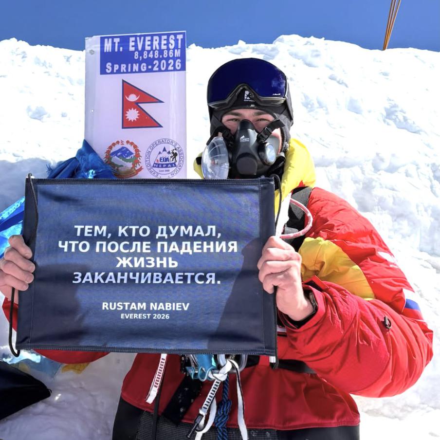 Российский альпинист Рустам Набиев первым в мире покорил Эверест на руках. Житель Уфы Рустам Набиев, потерявший обе ноги в результате трагического обрушения казармы в Омске, совершил уникальное восхождение на высочайшую вершину планеты. Двигаясь исключительно на руках, наш соотечественник навсегда вписал своё имя в мировую историю