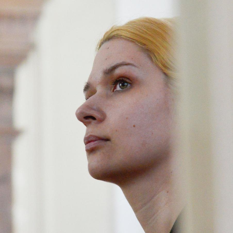 Самарский областной суд отказался закрывать от прессы процесс по делу экс-мэра. Судебные заседания по резонансному делу о жестокой расправе над бывшим мэром Самары Виктором Тарховым и его супругой Натальей останутся открытыми для прессы. Защита потерпевшей стороны пыталась ограничить доступ журналистов к деталям семейной трагедии