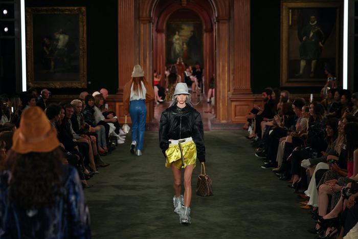 Сумка-вок и принты Кита Харинга стали хитами шоу Louis Vuitton: что происходило в мире моды и красоты на этой неделе